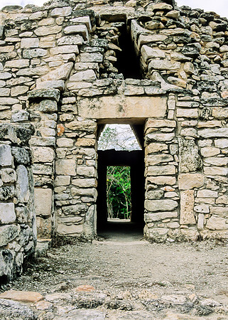 Mayapan - arch construction
