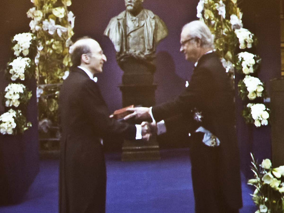 Saul receiving the Nobel Medal from the King of Sweden