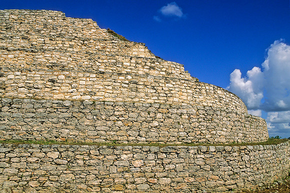 Izamal  -   Upper Pyramid of Kinich Kak Moo - stonework